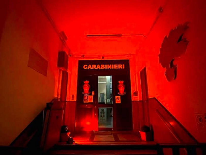 No alla violenza contro le donne: le caserme dei Carabinieri si tingono di arancione